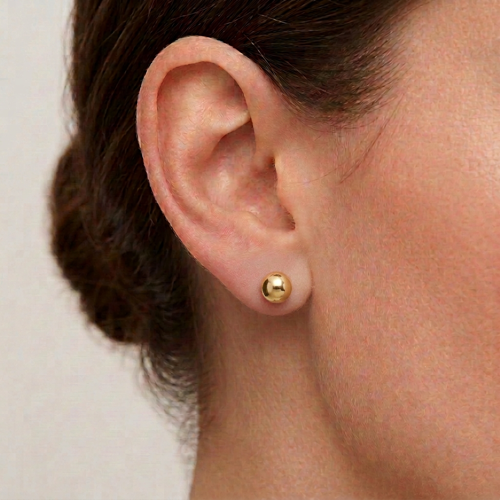 Close-up de oreja con arete Bibi, esfera 10% más grande