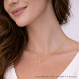 Modelo luciendo collar de inicial F en plata 925 con acabado de Oro 18k.