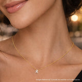 Modelo luciendo collar de inicial R en plata 925 con acabado de Oro 18k.