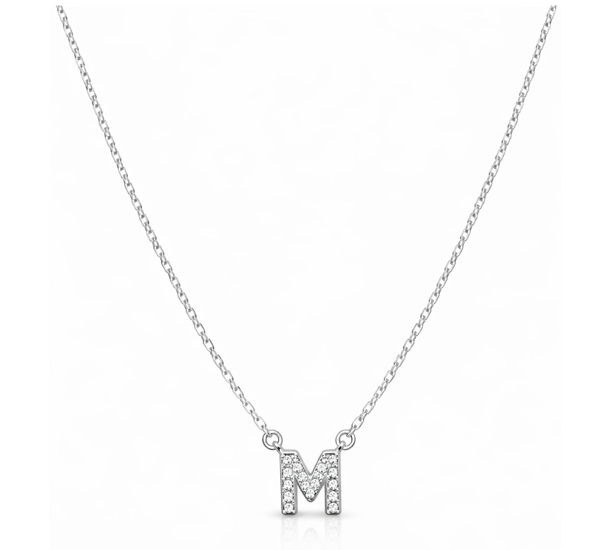 Collar con Inicial M de plata 925 enchapada en rodio y circonitas brillantes.