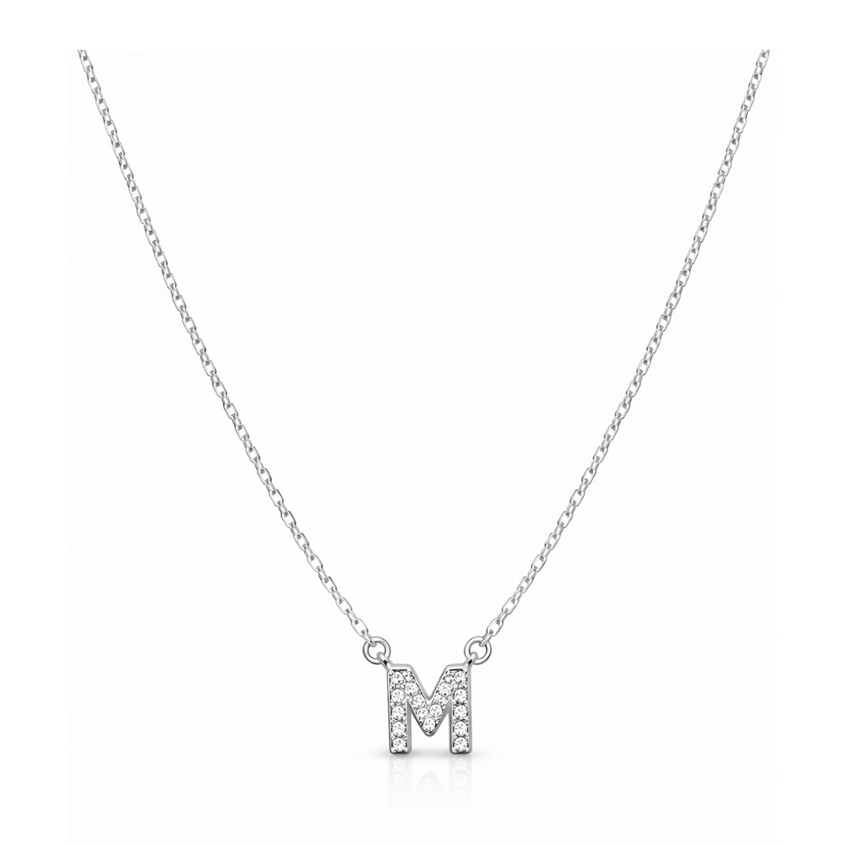 Collar con Inicial M de plata 925 enchapada en rodio y circonitas brillantes.