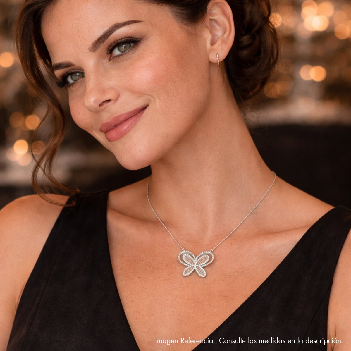 Collar Bally de plata 925 con dije de mariposa enchapado en rodio y circonitas baguette con modelo luciendo.
