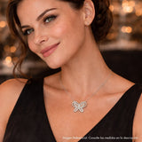 Collar Bally de plata 925 con dije de mariposa enchapado en rodio y circonitas baguette con modelo luciendo.