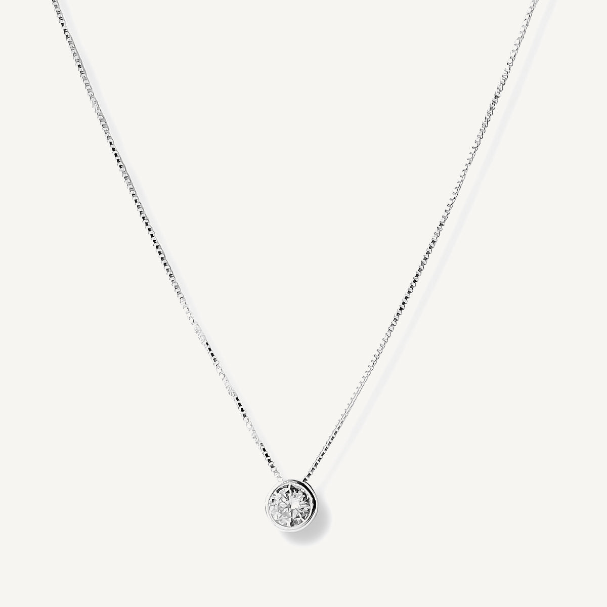 collar punto de luz con una Circonita cubica transparente elaborado en plata 925 de AMBAR joyería