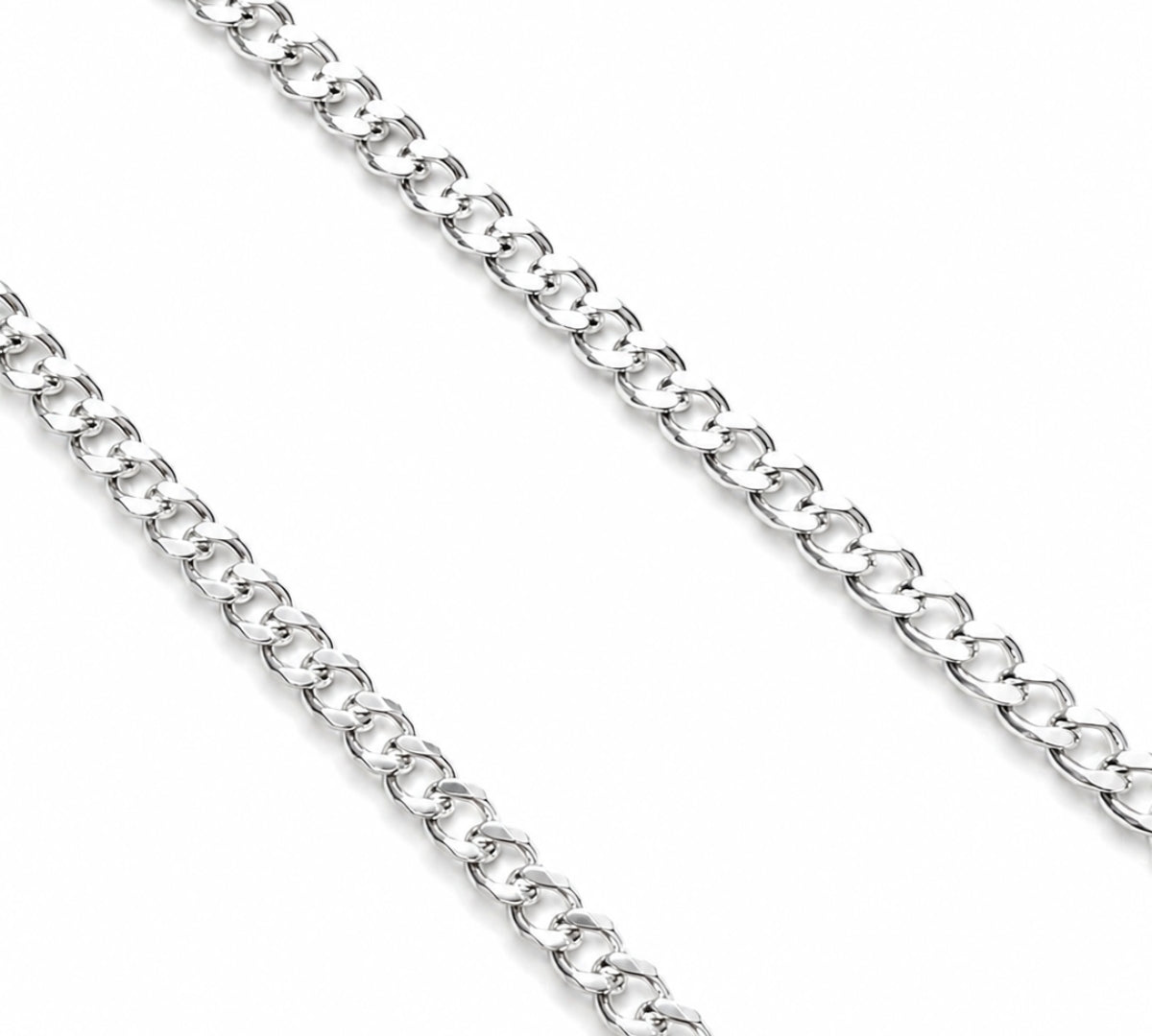 Detalle de cadena Cubana Prime para hombre en plata 925 brillante con eslabones clásicos de AMBAR joyería fina