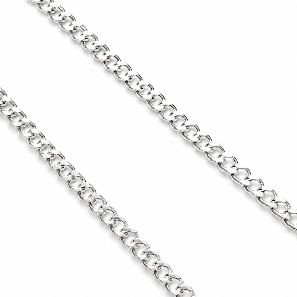 Detalle de cadena Cubana Prime para hombre en plata 925 brillante con eslabones clásicos de AMBAR joyería fina