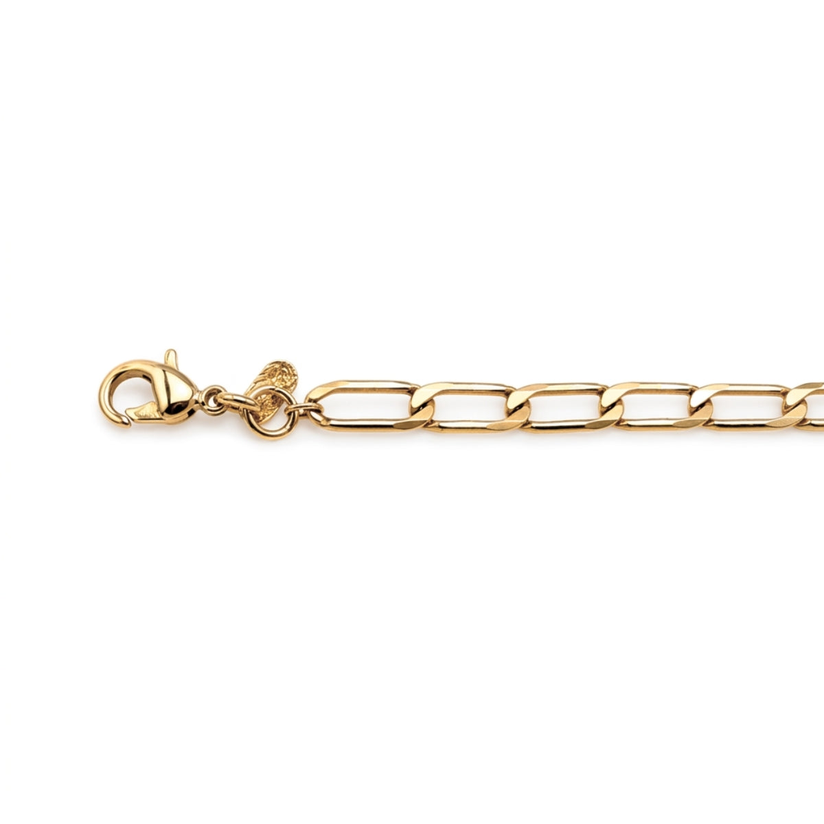 Detalle de pulsera de oro laminado para hombre con eslabones planos entrelazados de estilo italiano sobre fondo blanco.