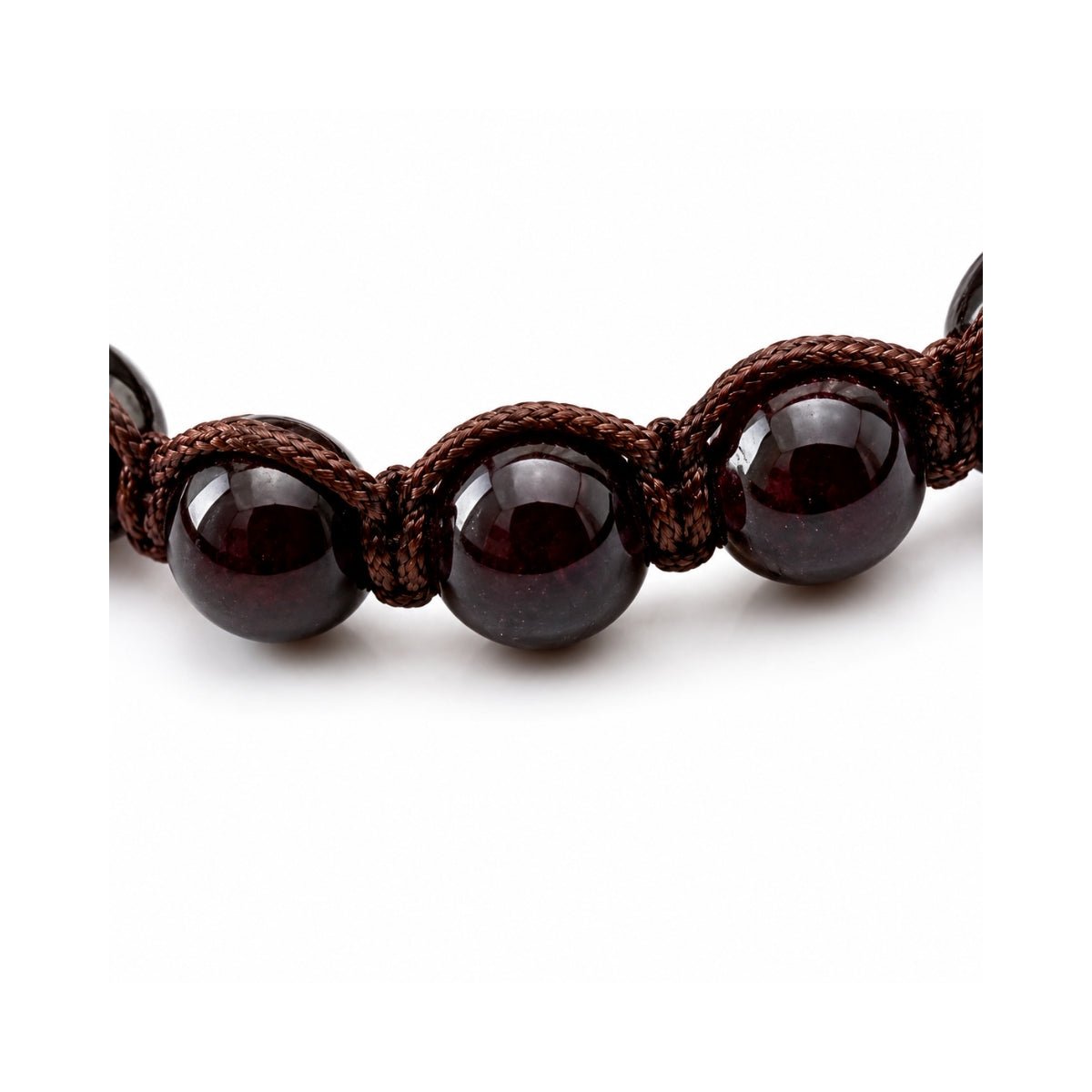 Detalle del tejido de hilo marrón de joyería con las esferas de piedra natural rodonita borgoña de la pulsera para caballero Ares.