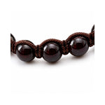 Detalle del tejido de hilo marrón de joyería con las esferas de piedra natural rodonita borgoña de la pulsera para caballero Ares.