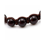 Detalle del tejido de hilo marrón de joyería con las esferas de piedra natural rodonita borgoña de la pulsera para caballero Ares.