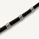 detalle de Pulsera Atlas de cuero trenzado marrón chocolate de 6 mm con broche magnético y detalles en acero inoxidable.