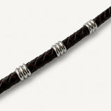 detalle de Pulsera Atlas de cuero trenzado marrón chocolate de 6 mm con broche magnético y detalles en acero inoxidable.