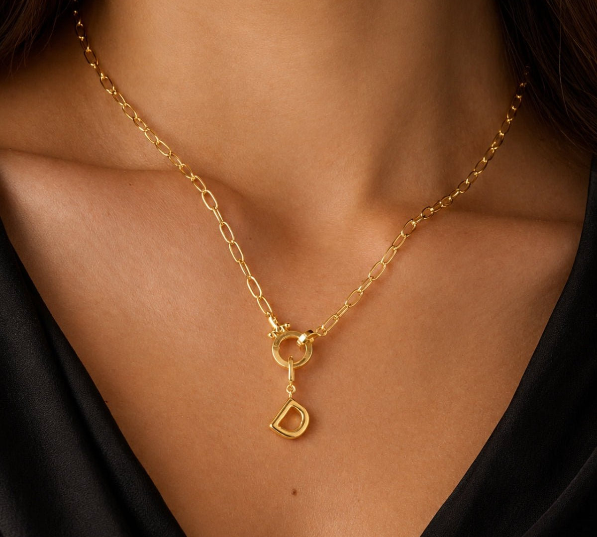 modelo luciendo un Dije Inicial letra D con broche bisagra enchapado en oro 18k de AMBAR joyeria fina