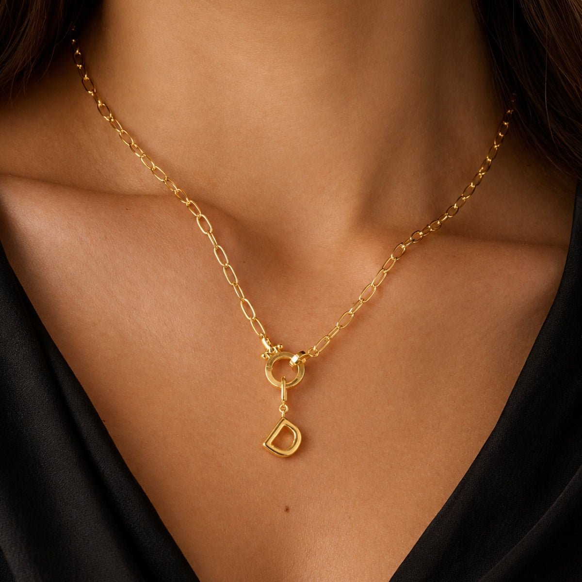 modelo luciendo un Dije Inicial letra D con broche bisagra enchapado en oro 18k de AMBAR joyeria fina