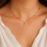 modelo luciendo un Dije Inicial letra F con broche bisagra enchapado en oro 18k de AMBAR joyeria fina