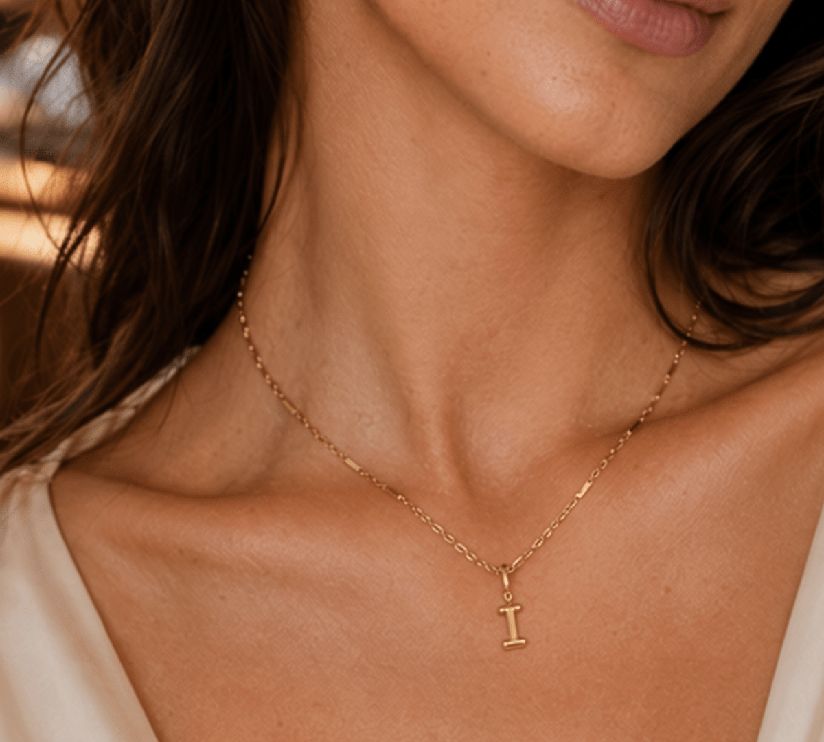 modelo luciendo un Dije Inicial letra I con broche bisagra enchapado en oro 18k de AMBAR joyeria fina
