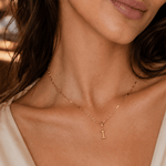 modelo luciendo un Dije Inicial letra I con broche bisagra enchapado en oro 18k de AMBAR joyeria fina