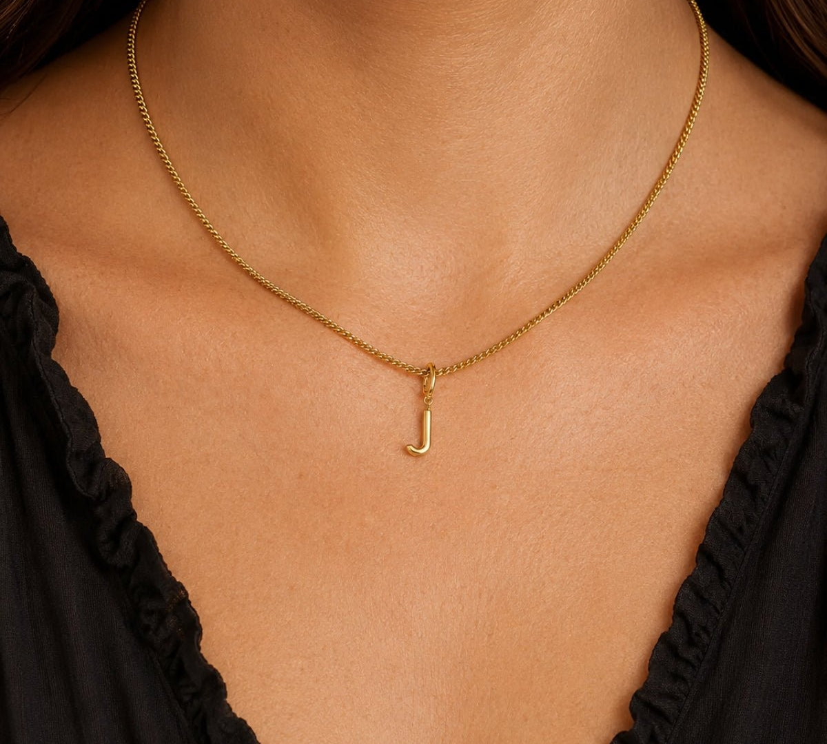 Modelo luciendo Dije Inicial letra J con broche bisagra enchapado en oro 18k de AMBAR joyería fina