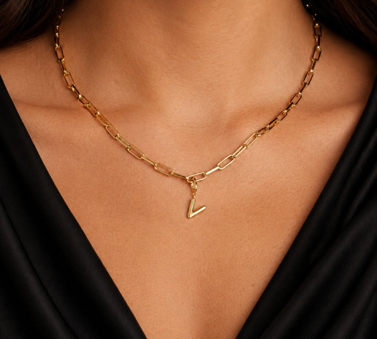 modelo luciendo un Dije Inicial letra v con broche bisagra enchapado en oro 18k de AMBAR joyeria fina