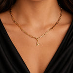 modelo luciendo un Dije Inicial letra v con broche bisagra enchapado en oro 18k de AMBAR joyeria fina