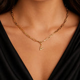 modelo luciendo un Dije Inicial letra v con broche bisagra enchapado en oro 18k de AMBAR joyeria fina