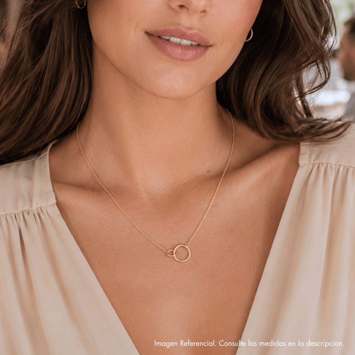 Modelo luciendo moderno Collar karma doble liso enchapado en oro 18k de AMBAR Joyería Fina