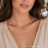 Modelo luciendo moderno Collar karma doble liso enchapado en oro 18k de AMBAR Joyería Fina
