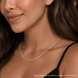 modelo luciendo Collar tennis lexi de cristal 55 cm enchapado en oro 18k de AMBAR joyería fina