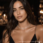 modelo luciendo Collar tennis lexi de cristal enchapado en rodio 18k de AMBAR joyería fina
