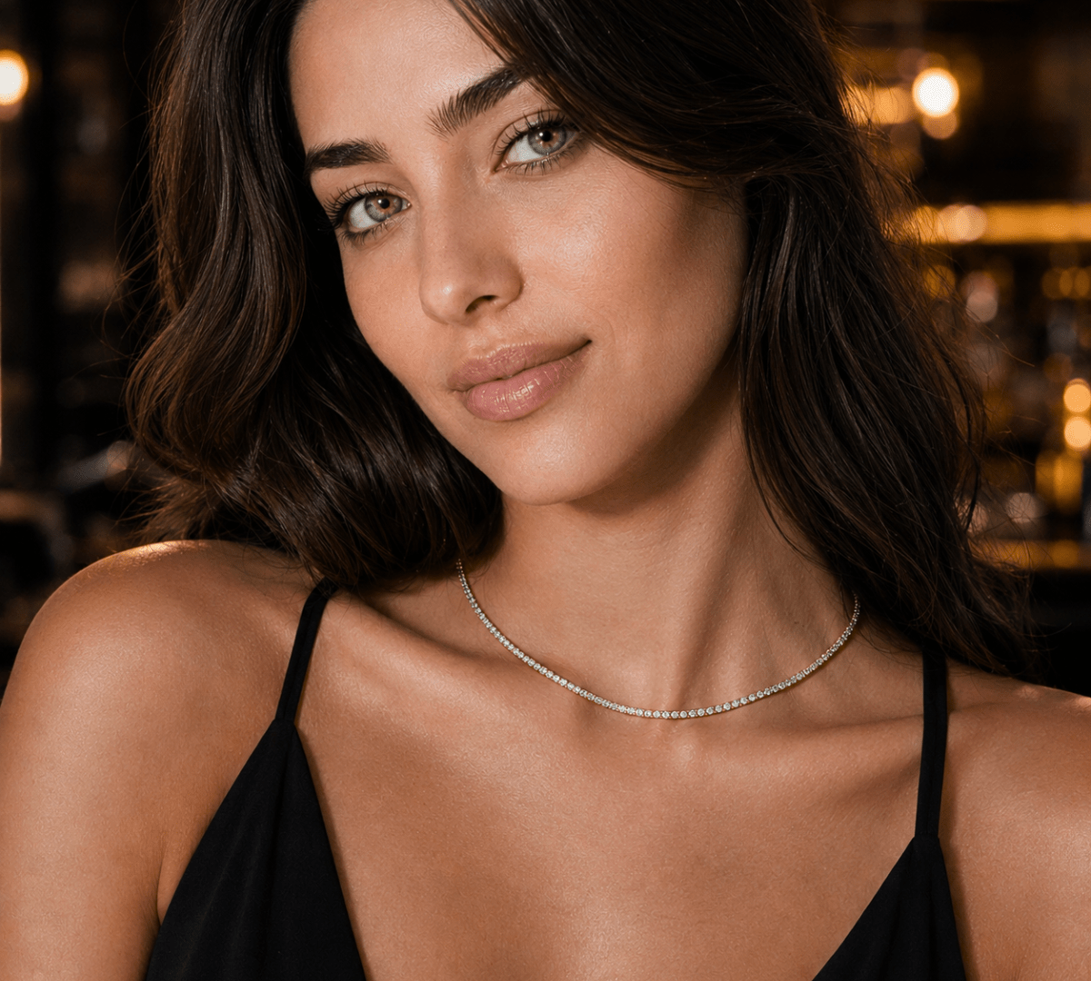 modelo luciendo Collar tennis de cristal celeste enchapado en oro 18k de AMBAR joyería fina