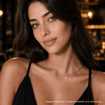 modelo luciendo Collar tennis de cristal celeste enchapado en oro 18k de AMBAR joyería fina