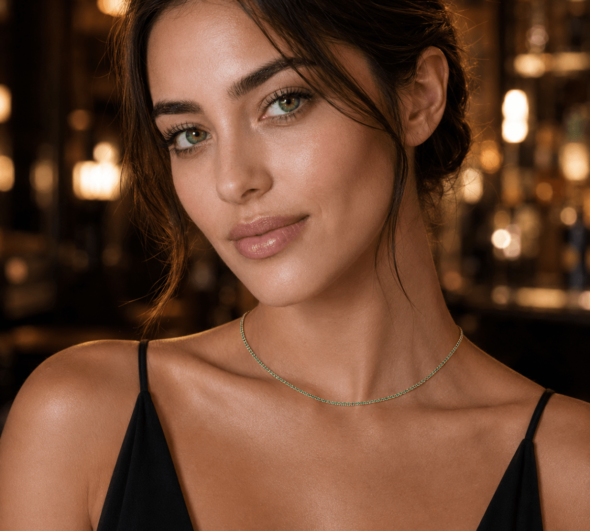 Modelo luciendo Collar tennis lexi de cristal verde esmeralda enchapado en oro 18k de AMBAR joyería fina
