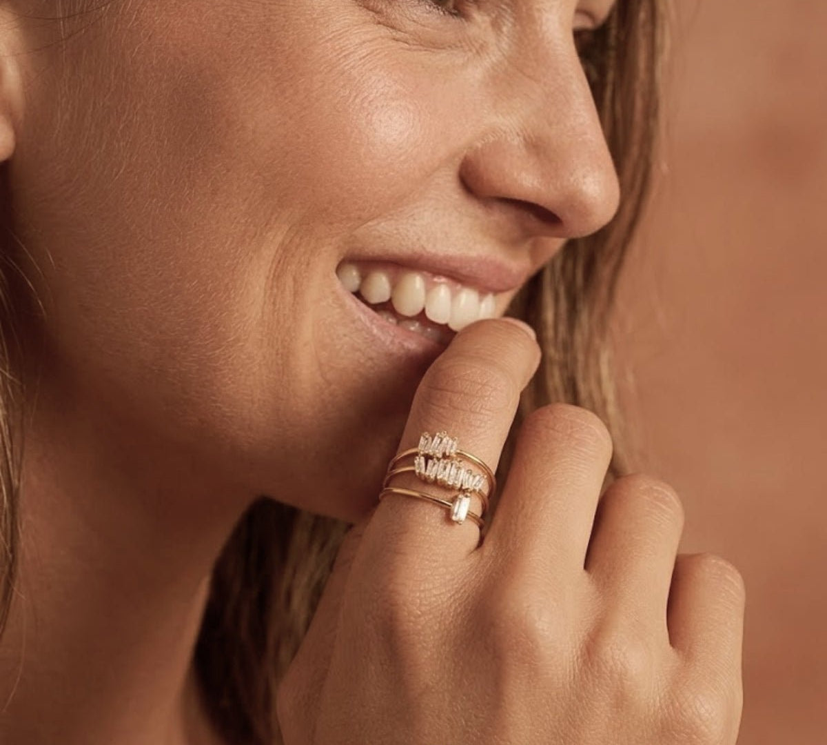 modelo con Anillo Amara con cristal enchapado en oro de 18K de AMBAR Joyería Fina