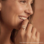 modelo con Anillo Amara con cristal enchapado en oro de 18K de AMBAR Joyería Fina
