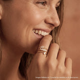 modelo con Anillo Amara con cristal enchapado en oro de 18K de AMBAR Joyería Fina
