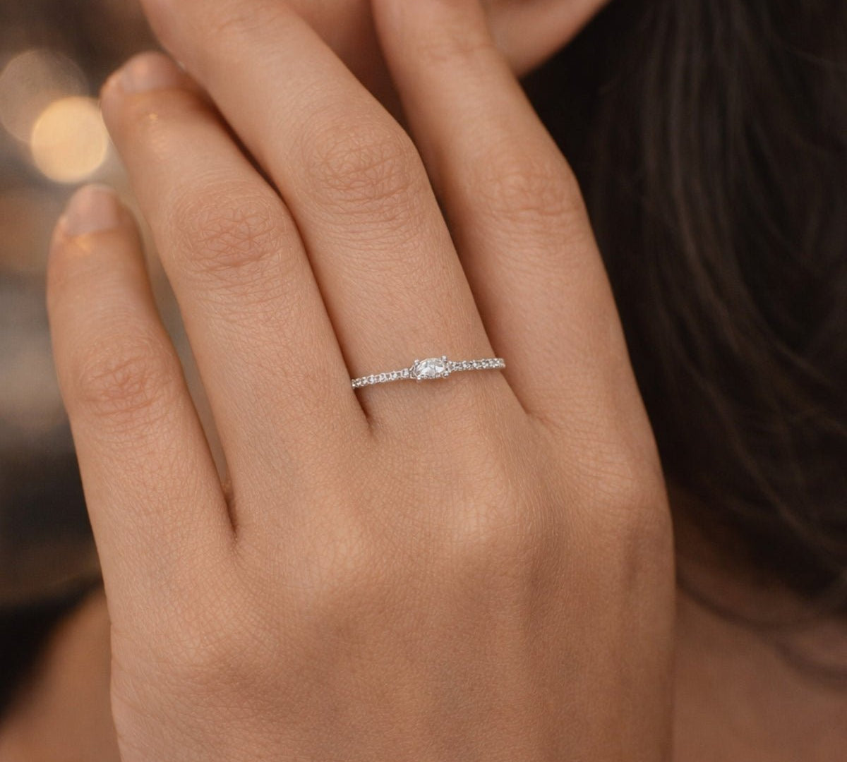 Modelo luciendo el anillo Baguette de plata 925; un diseño de tendencia para un look sofisticado y moderno.
