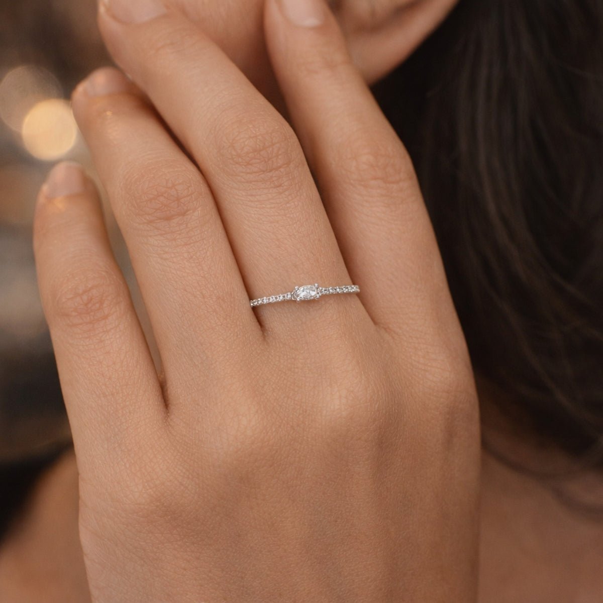 Modelo luciendo el anillo Baguette de plata 925; un diseño de tendencia para un look sofisticado y moderno.