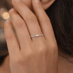 Modelo luciendo el anillo Baguette de plata 925; un diseño de tendencia para un look sofisticado y moderno.