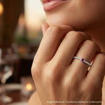 Detalle de mano luciendo anillo fino semi rivier de plata 925; joyería elegante y minimalista.