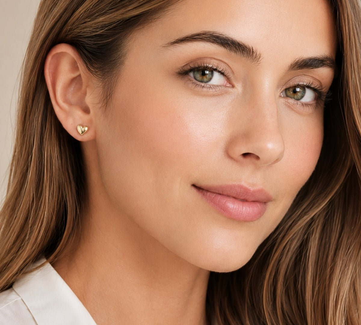 modelo con Arete corazón dorado de acero para joyería de AMBAR joyería fina