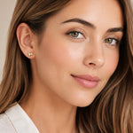 modelo con Arete corazón dorado de acero para joyería de AMBAR joyería fina