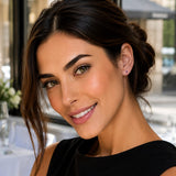 modelocon arete punto de luz de cristal morado y oro laminado de 18k.