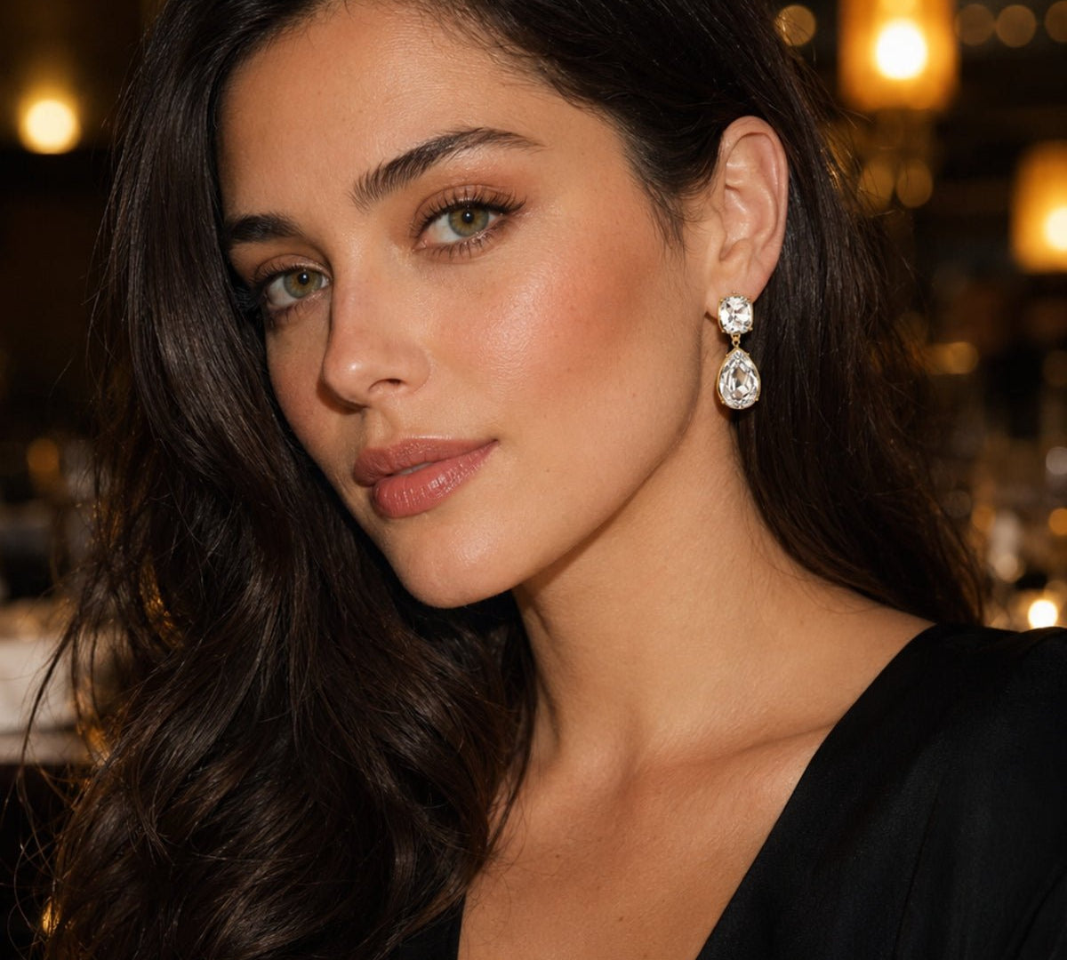 modelo con Aretes lexi candelabro color cristal enchapado en oro de 18K de AMBAR Joyería Fina