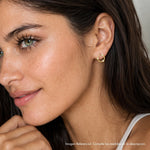 modelo con Aretes de Oro Laminado July esfera calada con cristales elaborada en oro laminado de AMBAR joyería