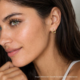 modelo con Aretes de Oro Laminado July esfera calada con cristales elaborada en oro laminado de AMBAR joyería