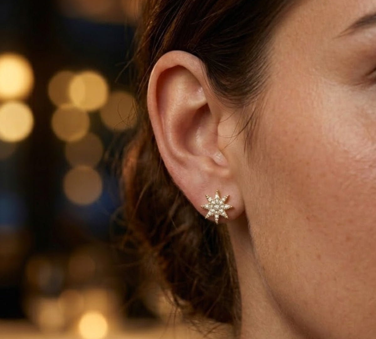 modelo luciendo aretes de oro laminado Estrella Polar  de AMBAR Joyería Fina