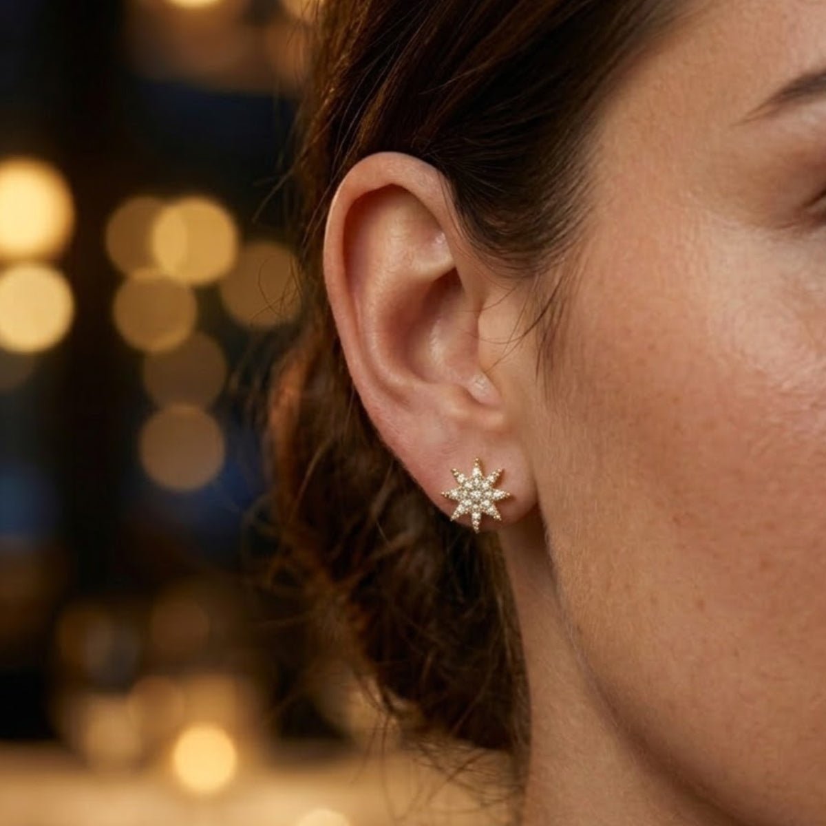 modelo luciendo aretes de oro laminado Estrella Polar  de AMBAR Joyería Fina
