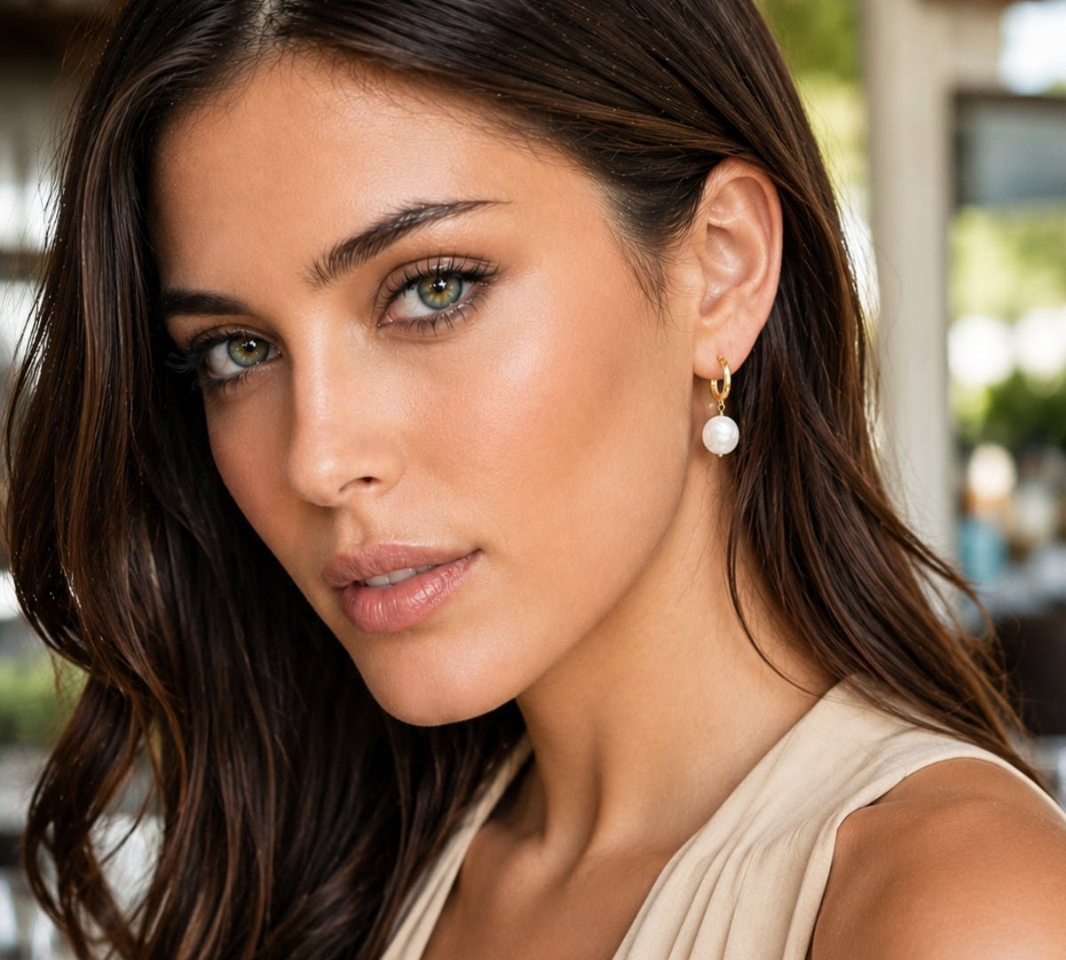 Modelo con argollas Reese Perla Huggies enchapado en oro de 18K de AMBAR Joyería Fina