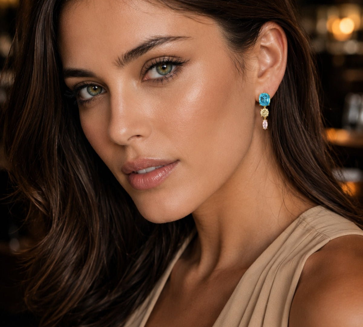 Modelo luciendo Arete princess triana con cristal celeste  amarillo y rosa enchapado en oro de 18K de AMBAR Joyería Fina
