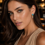 Modelo luciendo Arete princess triana con cristal celeste  amarillo y rosa enchapado en oro de 18K de AMBAR Joyería Fina